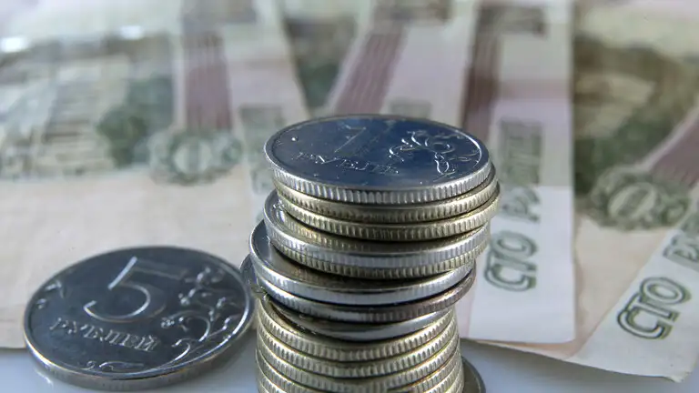تداول الدولار دون مستوى 77 روبل روسي للمرة الأولى في أسبوع
