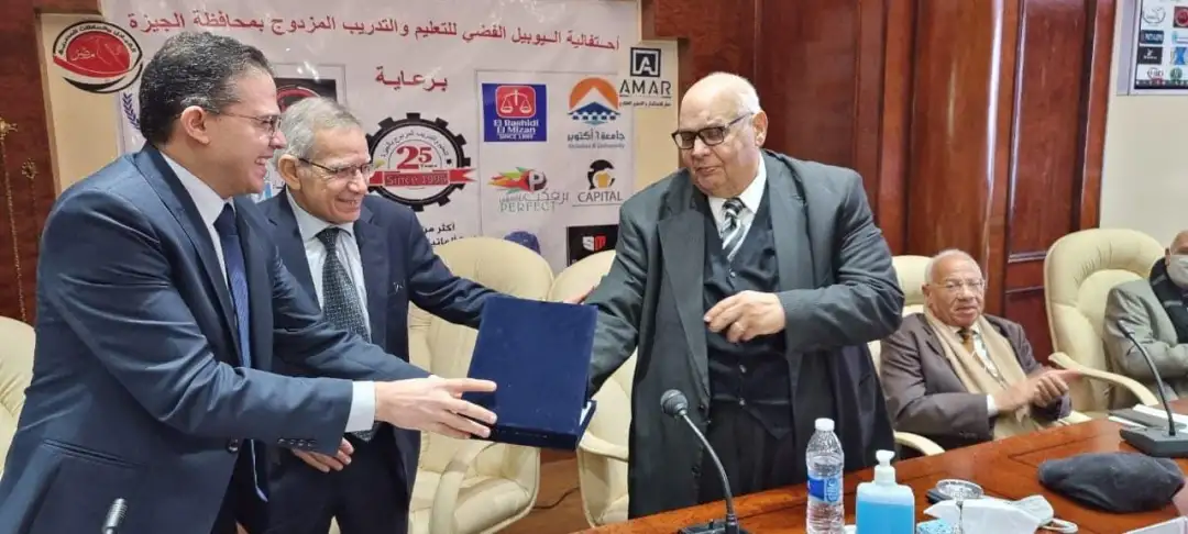 بالصور| جمعية مستثمرى أكتوبر تٌكرم أوائل التعليم المزدوج بالجيزة