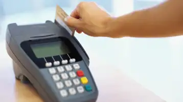 جدل كبير حول رسوم الدفع بالبطاقات الائتمانية في الإمارات