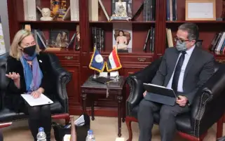 العناني يبحث أوجه التعاون السياحي مع مديرة هيئة المعونة الأمريكية بمصر