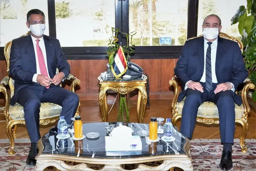 وزير الطيران المدني يبحث أوجه التعاون مع رئيس الهيئة القومية للبريد