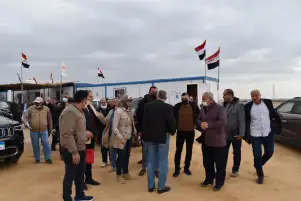 بالصور| مسئولو " الإسكان " يتفقدون سير العمل بمدينة السويس الجديدة