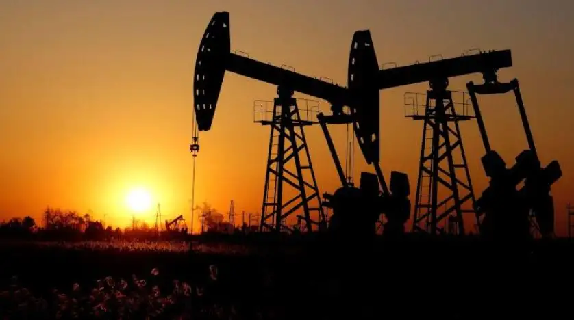 تراجع النفط من أعلى مستوى في 7 سنوات مع عودة قوات روسية لقواعدها
