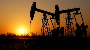 تراجع النفط من أعلى مستوى في 7 سنوات مع عودة قوات روسية لقواعدها