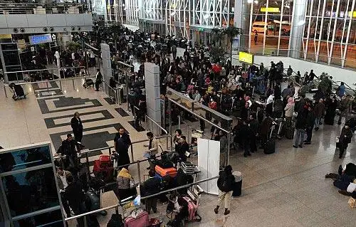 جمارك مطار القاهرة تحبط تهريب ترامادول في علب بسكويت