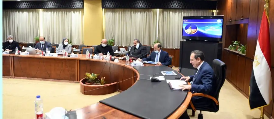 وزير البترول بتابع عددًا من المشروعات الجديدة في اجتماع مع اللجنة العليا للمشروعات البترولية
