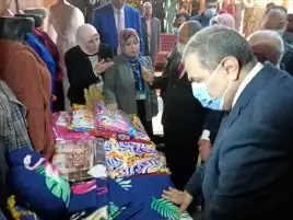 وزير القوى العاملة يفتتح معرض منتجات المتدربات في مجال الملابس