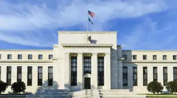 البنك المركزي الأميركي يقر قواعد استثمار تطال مسؤوليه بعد انتقادات