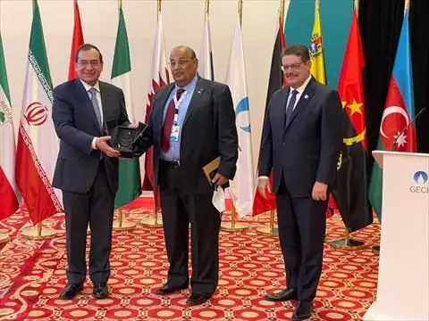 طارق الملا يسلم أول جوائز يمنحها منتدى الدول المصدرة للغاز