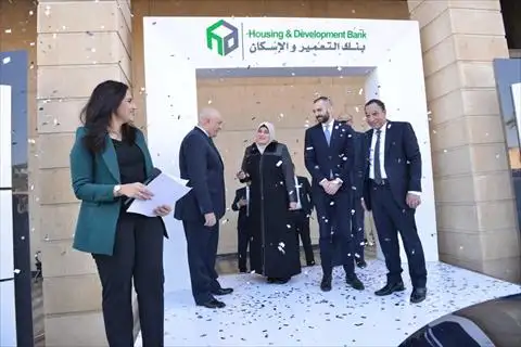 بنك التعمير والإسكان يحتفل بتسليم الفائز الرابع سيارة مرسيدس A180 في السحب على حسابات التوفير