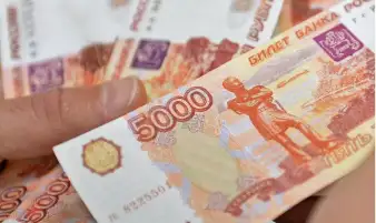 العملة الروسية تخسر 41.5 % بآسيا بسبب العقوبات الغربية