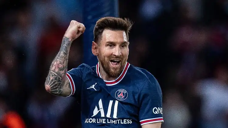 ميسي يعود إلى برشلونة بقميص سان جيرمان