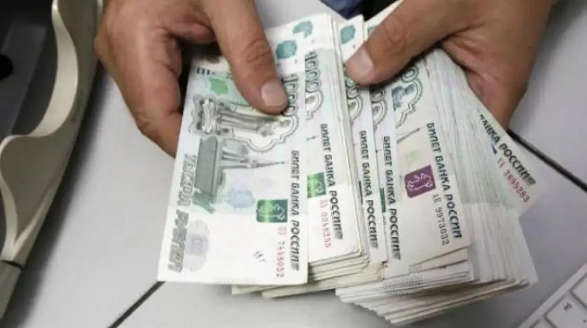 انخفاض الروبل الروسي بنحو 30% بعد العقوبات الأخيرة