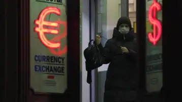 الروبل ينهار و«المركزي الروسي» يرفع نسبة الفائدة الرئيسية إلى 20 %