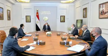 السيسي يتابع العمل على توطين صناعة السيارات الكهربائية في مصر