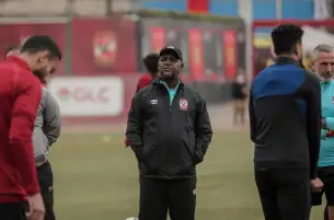 موسيماني يحاضر لاعبي الأهلي استعداداً لمباراة المريخ السوداني