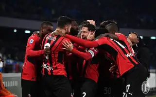 ميلان يفوز على نابولي ويعتلي صدارة الدوري الإيطالي
