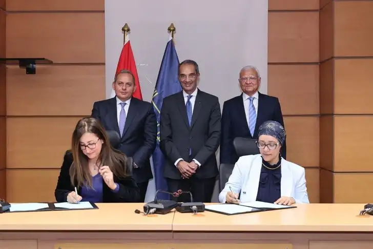 وزارة الاتصالات توقع اتفاقية تعاون مع البنك الأهلي لإعداد الكوادر