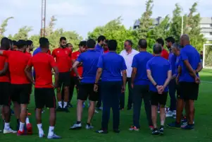 محمود الخطيب يطمئن على بعثة الأهلي في جنوب إفريقيا