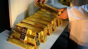 الذهب يسجل مكاسب أسبوعية لكنه يخسر 15 دولاراً عند التسوية