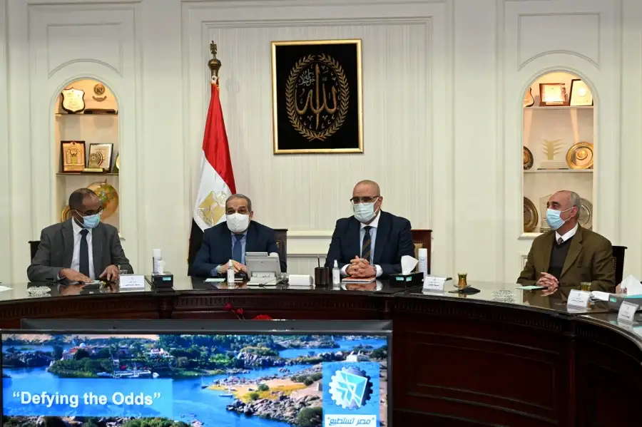 وزيرا الإسكان والإنتاج الحربي يستعرضان إحدى التقنيات الحديثة المستخدمة في معالجة مياه الصرف الصحي