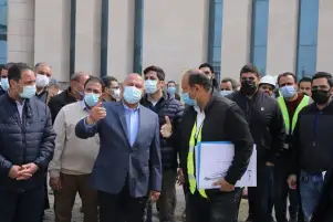وزير النقل يتفقد مشروع القطار الكهربائي.. ويستقل قطارًا من محطة عدلي منصور حتى الروبيكي
