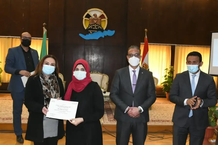 محافظ الفيوم ونائب وزير الاتصالات يشهدان تسليم شهادات برنامج تنمية وبناء القدرات الرقمية التخصصية