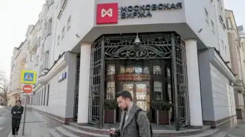 بورصة موسكو تعود للعمل مرة أخر بعد شهر من الشلل