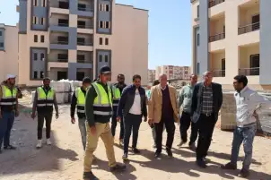وزير الإسكان يتابع مع مسئولي المدن الجديدة سير العمل بعددٍ من المشروعات السكنية والخدمية