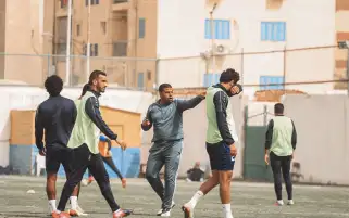 حمد إبراهيم يعالج الأخطاء ومحاضرة فنية للاعبين في المران