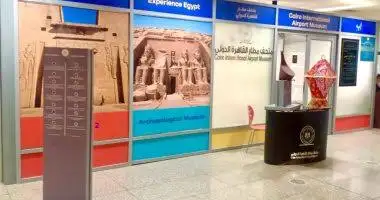 الآثار تروج لمتحف المطار بوضع لوحات دعائية بصلات السفر