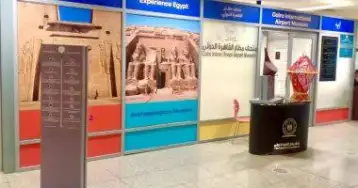 الآثار تروج لمتحف المطار بوضع لوحات دعائية بصلات السفر