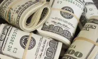 مؤشر الدولار يتجاوز 100 نقطة مدعوما باحتمالات رفع أسعار الفائدة الأمريكية