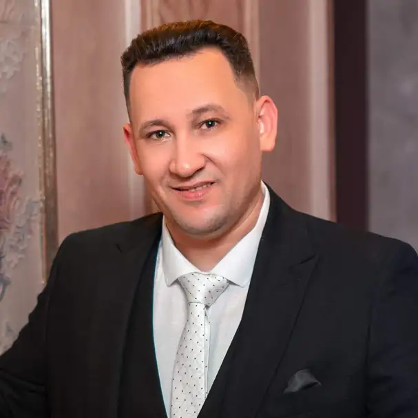 اقتصادي: إيقاف التعامل بالدولار في سداد مصروفات التداول المحلي يدعم المستوردين ويرفع قيمة الجنيه
