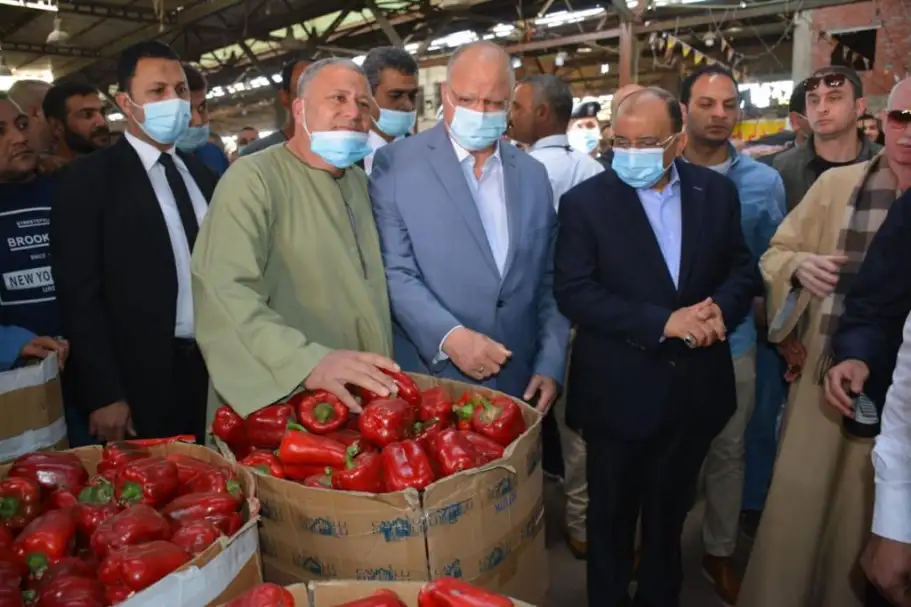 وزير التنمية المحلية ومحافظ القاهرة يتفقدان سوق العبور لمتابعة توافر السلع للمواطنين