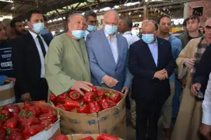 وزير التنمية المحلية ومحافظ القاهرة يتفقدان سوق العبور لمتابعة توافر السلع للمواطنين