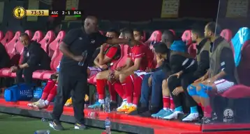موسيماني يواسي شريف بعد خروجه من مباراة الأهلي والرجاء