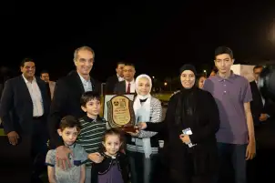 وزير الاتصالات يُسلم درع بطولة ICTBALL 2022 لأسرة الكاتب الصحفي الراحل أحمد عواد