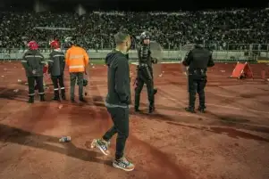 جماهير الرجاء تلقي لاعبي الأهلي بزجاجات المياه
