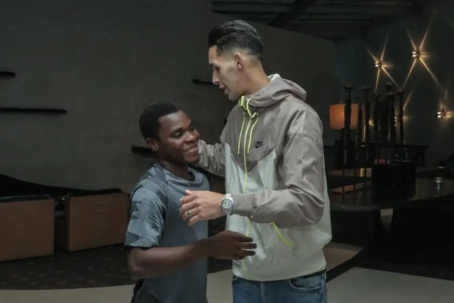 بانون يساند لاعبي الأهلي قبل مواجهة الرجاء