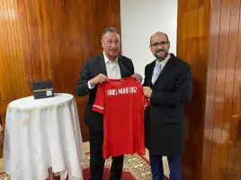 الخطيب يهدي درع وعلم الأهلي لرئيس الرجاء.. ويشكر الأشقاء المغاربة
