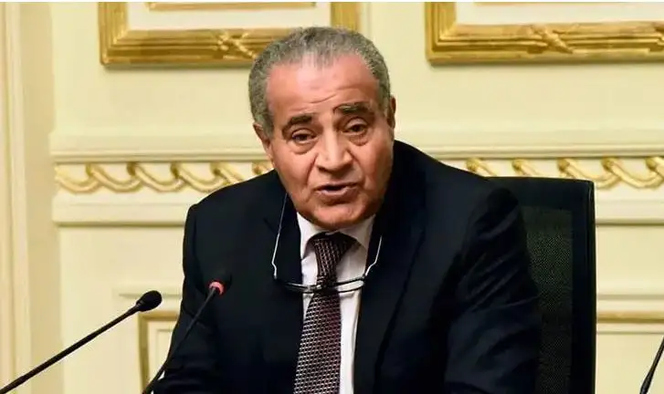 وزير التموين يصدر قرارًا بحظر تداول السلع الغذائية مجهولة المصدر