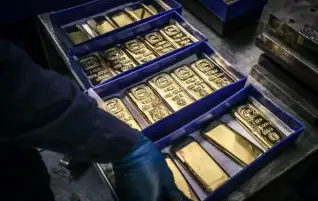 تراجع أسعار الذهب بحوالي 1% مع ارتفاع الدولار