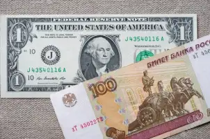 الروبل يرتفع بأكثر من 2% مقابل الدولار