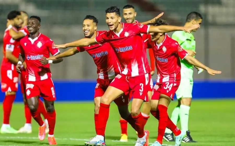 الوداد ينفرد بصدارة الدوري المغربي بثلاثية في شباك الجيش الملكي