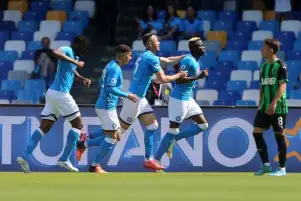 نابولي يسحق ساسولو بالستة وفيرونا يضاعف محنة كالياري في الدوري الإيطالي