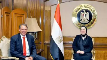 وزيرة الصناعة تبحث مع “مرسيدس-بنز ايجيبت” خطط الشركة لتعزيز استثماراتها في السوق المصري