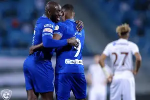 الهلال يهزم ضمك في عقر داره ويصعد لوصافة الدوري السعودي