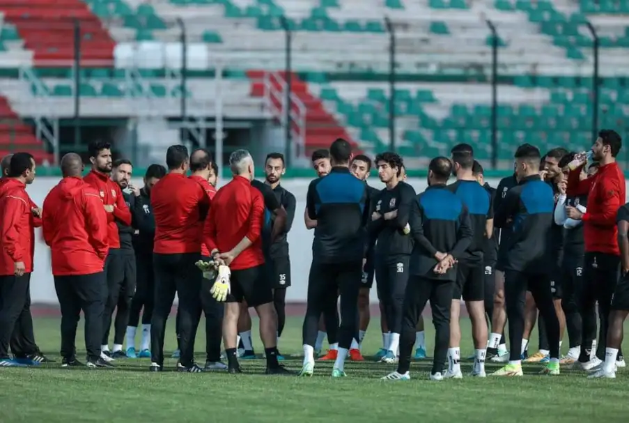 موسيماني يجتمع بلاعبي الأهلي قبل المران