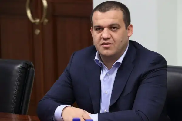 الروسي عمر كريملف يفوز برئاسة الاتحاد الدولي للملاكمة